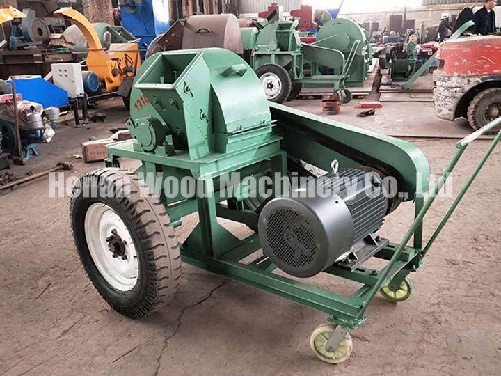 Wood crushing machine with electric power