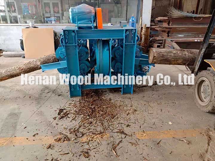 Wood peeling machine working scene