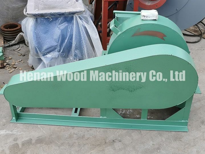 Wood crushing machine